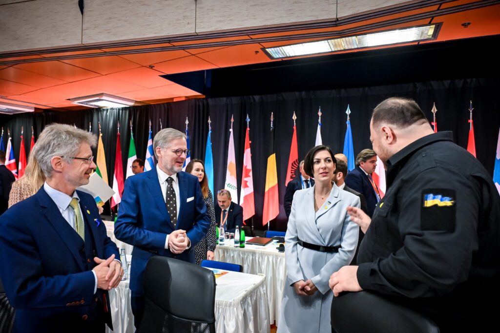Ukrajinu osvobodit, Rusku neustupovat, shodla se Krymská platforma v Praze | Deník TO