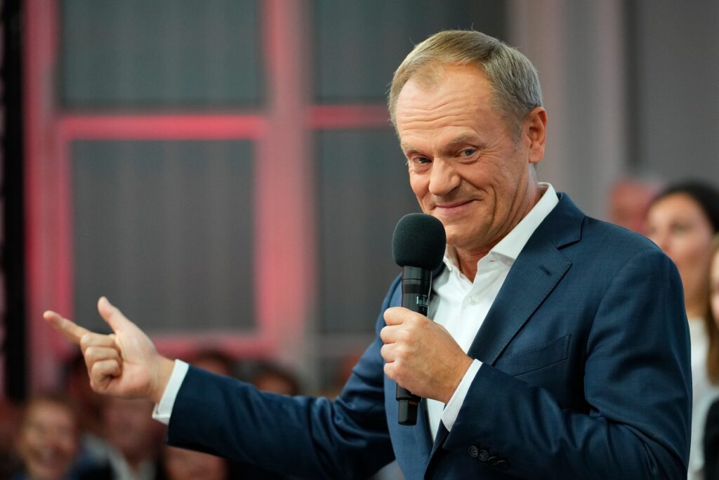 Aktuální Polsko: Spory o dopravu i obranu, ale budoucí vládní koalice začíná mírnit drsnou rétoriku proti PiS | Deník TO