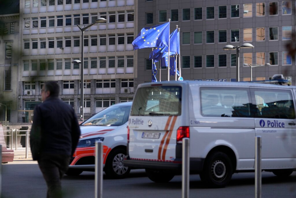 Tajné služby džihádistu sledovaly, přesto ho nezastavily. Je to už jak přes kopírák | Deník TO