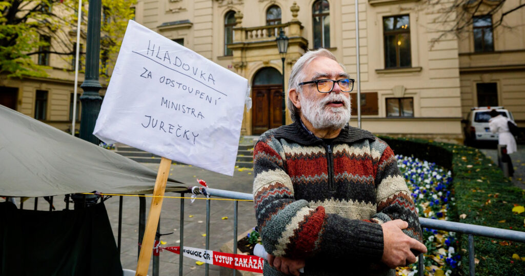 Položí signatář Charty 77 Jiří Gruntorád vládu? | Deník TO