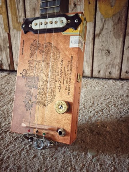 Kytara z krabice na doutníky, Zdroj: web Red Birds Instruments, autorka fota: Lucie Přichystalová