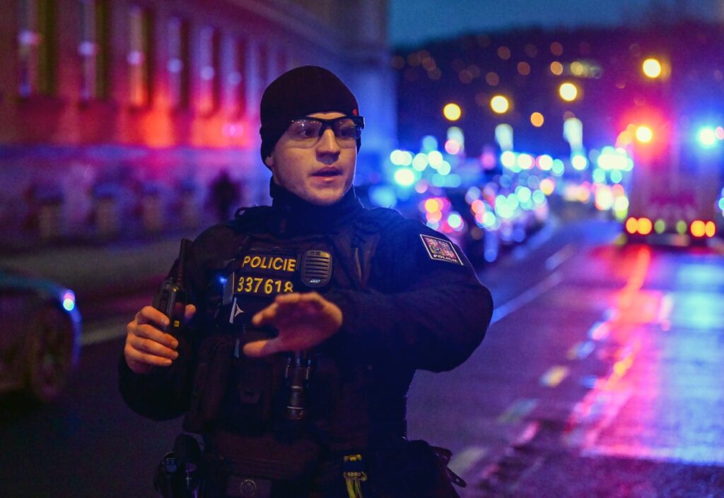Středočeská policie před střelbou v Praze vyhlásila pátrání po mladém muži. Pachatelem mohl být on | Deník TO