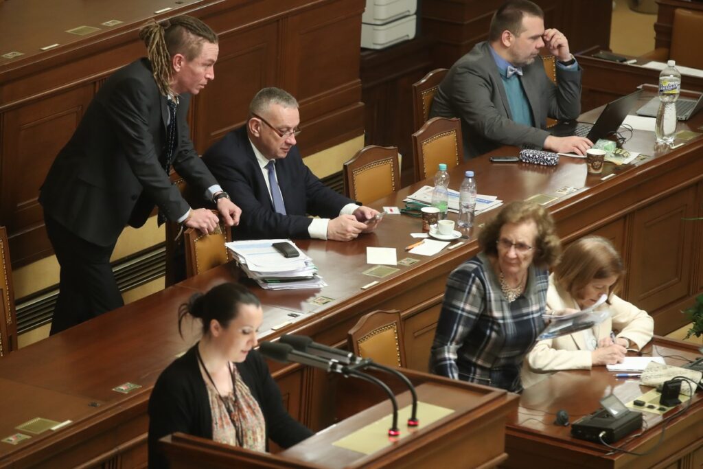 Poslanecké kluby budou dostávat stejné příspěvky jako loni, nejvíc ANO | Deník TO