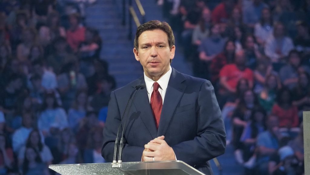 DeSantis vzdal boj o republikánskou nominaci na prezidenta, podpořil Trumpa | Deník TO