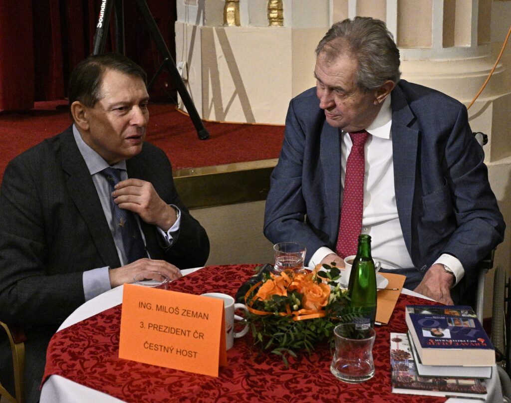 Paroubek se stal předsedou ČSSD. Spolu se Zemanem kritizoval současnou vládu | Deník TO