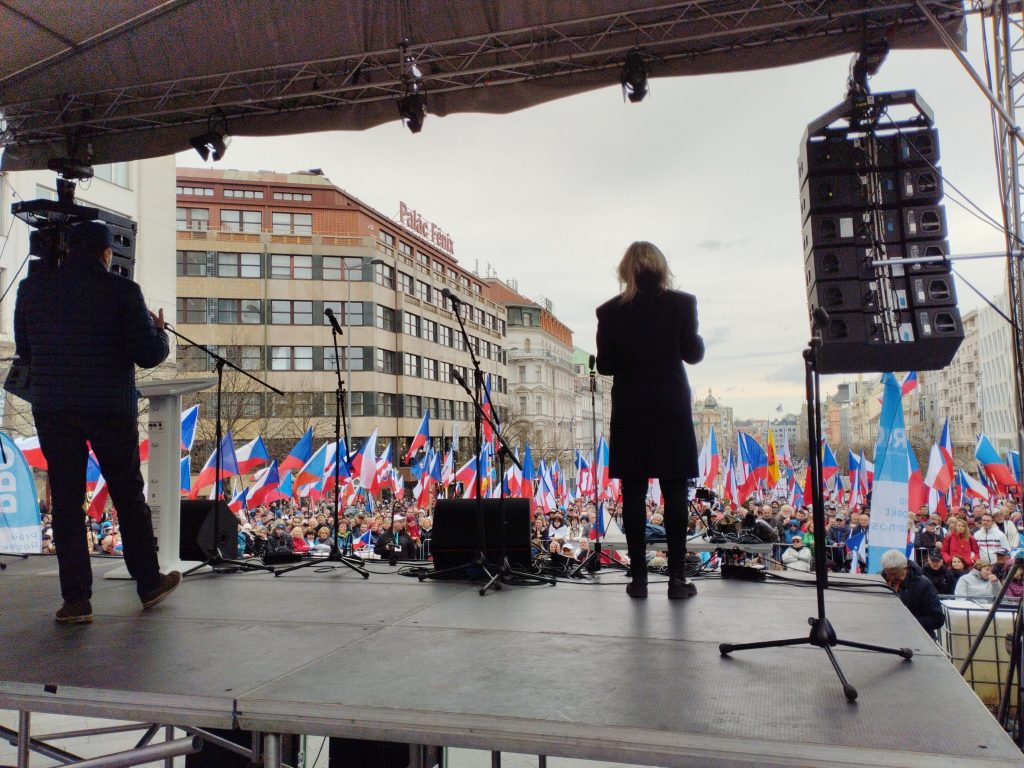 Lidé cítí, že jde do tuhého a ztrácejí zábrany. Reportáž ze sobotního Václaváku | Deník TO