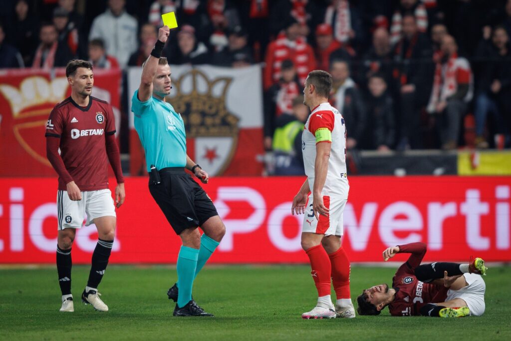 Exministr obrany Tvrdík vyslal rozhodčím před derby jasný signál | Deník TO