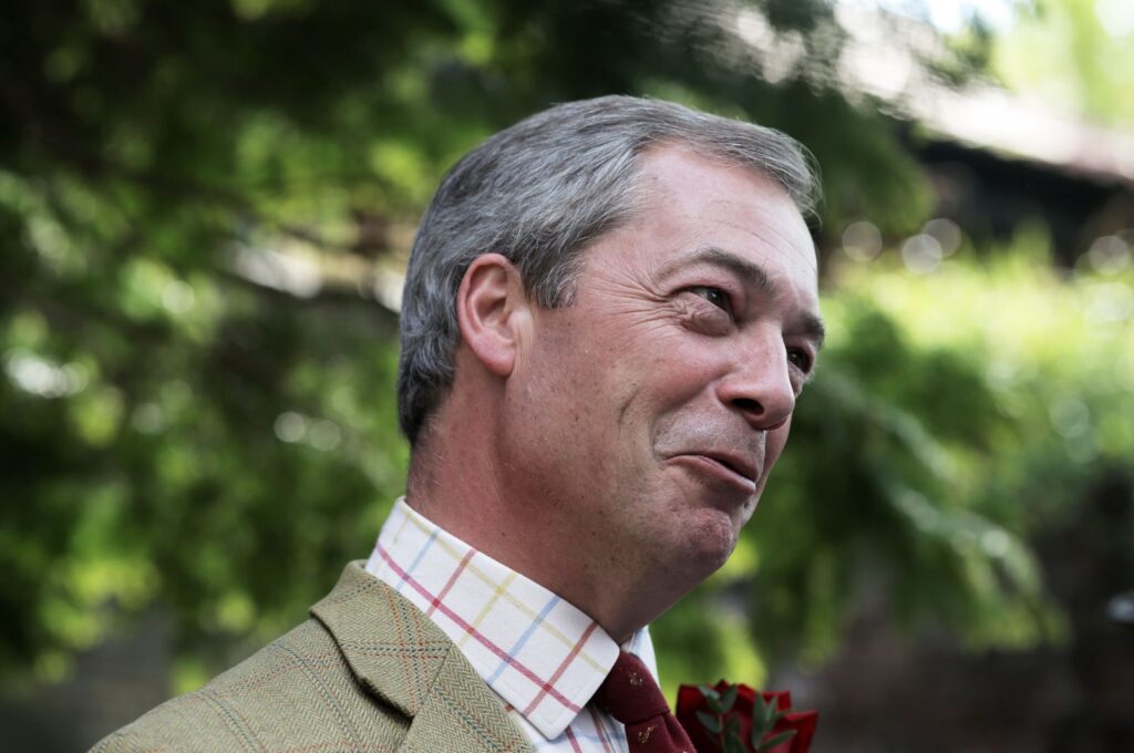 Nigel Farage zažívá těžké časy. Kromě tlaku médií a veřejnosti navíc čelí Hraběti Odpadkáčovi | Deník TO