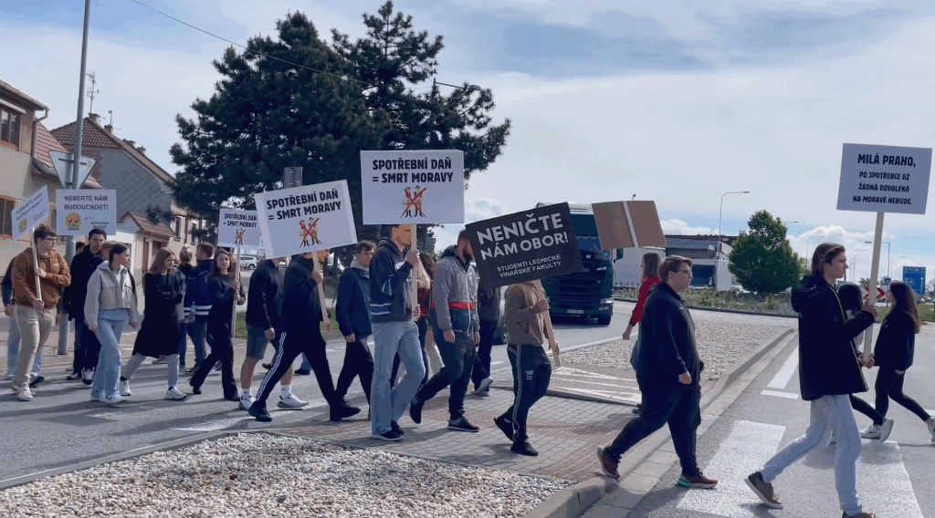 Po přechodu tam a zase zpátky. Studenti vinařství protestovali proti spotřební dani na víno | Deník TO