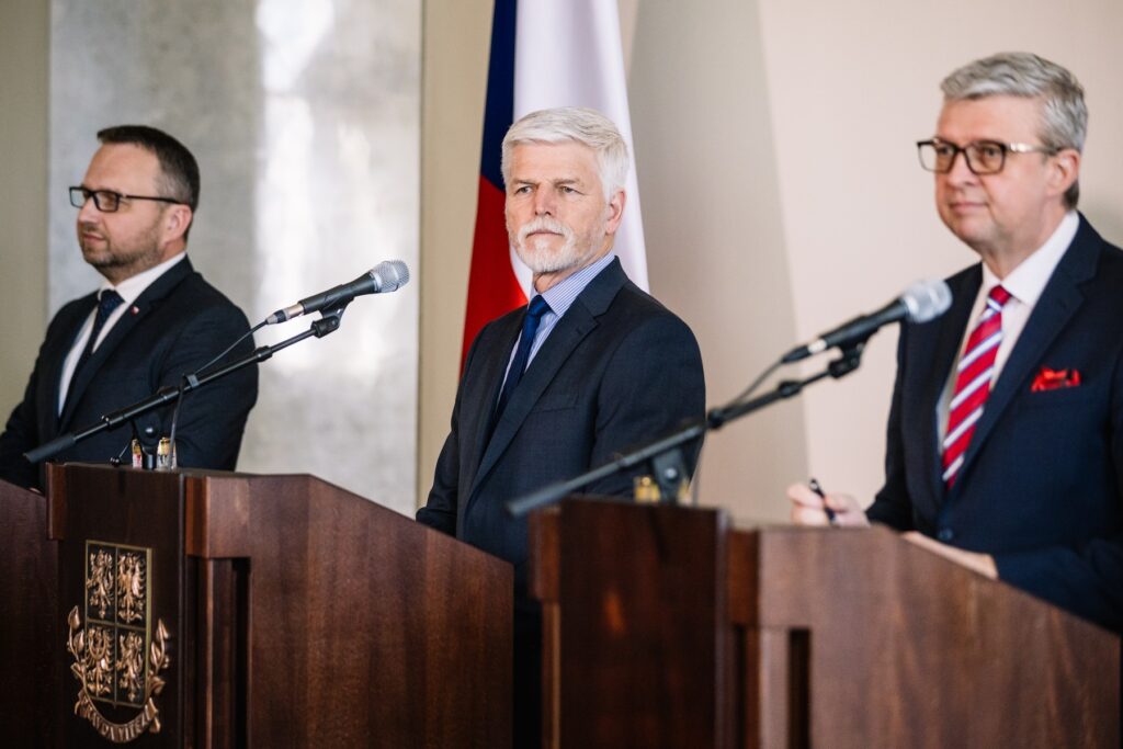 ANO odmítlo plnit roli užitečného idiota, premiér má novou mikinu | Deník TO