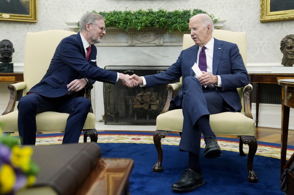 Bidenovy dary za všechny naše prachy | Deník TO