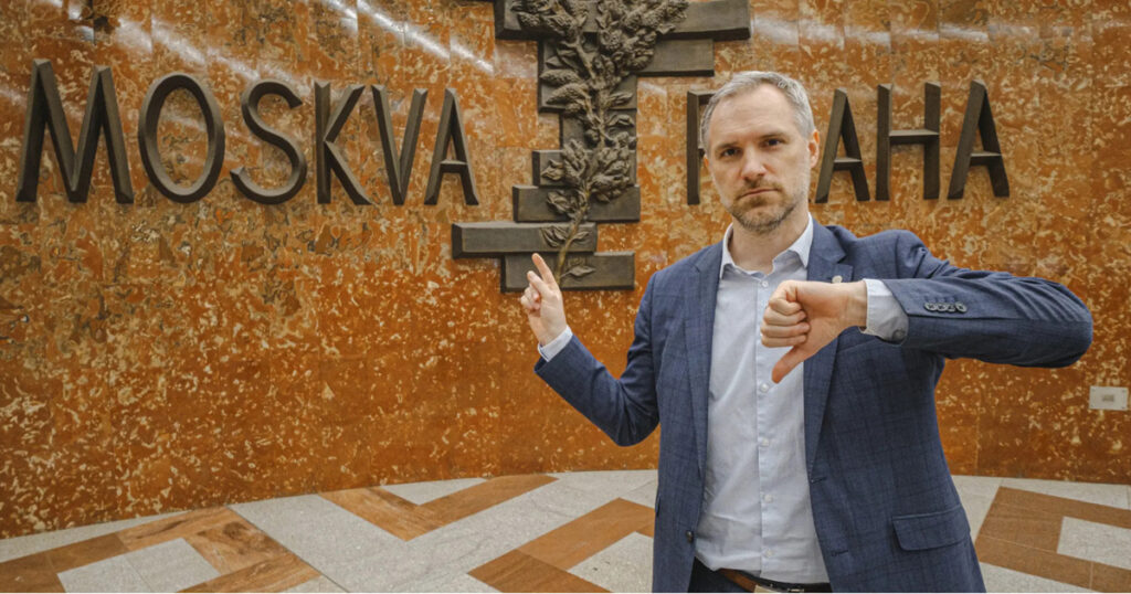 Pražský Hřib vytáhl do boje s další cedulí. Lže prý o tom, že jsme kamarádili s Rusy | Deník TO