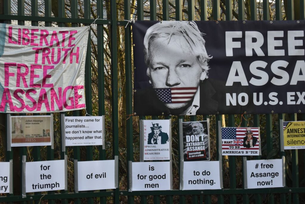 Assange na svobodě je dobrá zpráva. Ale i špatná | Deník TO