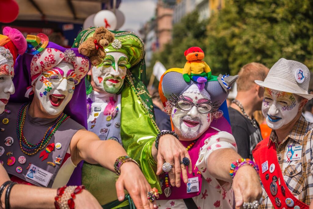Chceš do Bruselu? Slib věrnost LGBT+ neziskovkám! | Deník TO