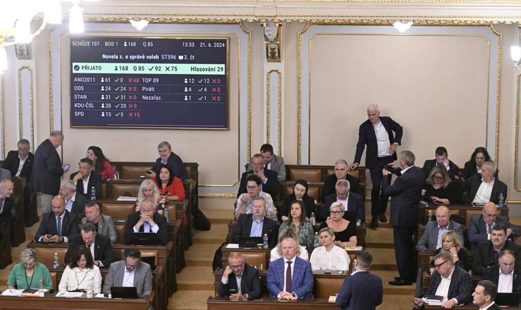 Sněmovna schválila zavedení korespondenční volby pro Čechy žijící v cizině | Deník TO