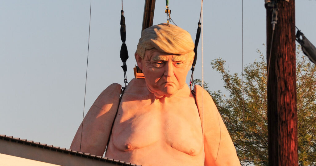 Nahý Trump a blábolící Kamala. Americká volební taškařice | Deník TO