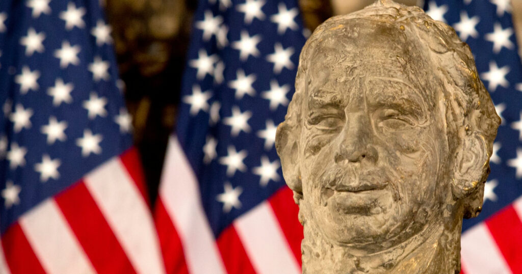 Donald Trump by měl naplnit odkaz Václava Havla a rozpustit NATO | Deník TO