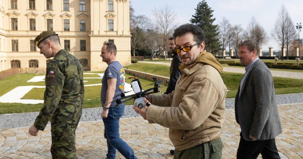 Převoz dronů na Ukrajinu: I za přestupek hrozí vojákům otevření prověrky | Deník TO