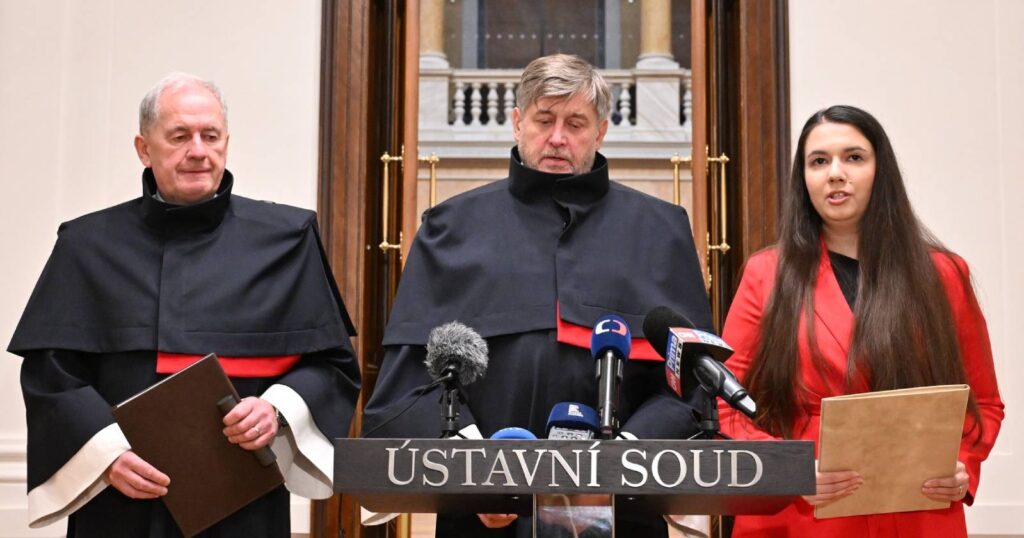 Vance v Mnichově varoval, že USA nepodpoří další puče ústavních soudů. Slyšel to Baxa? | Deník TO