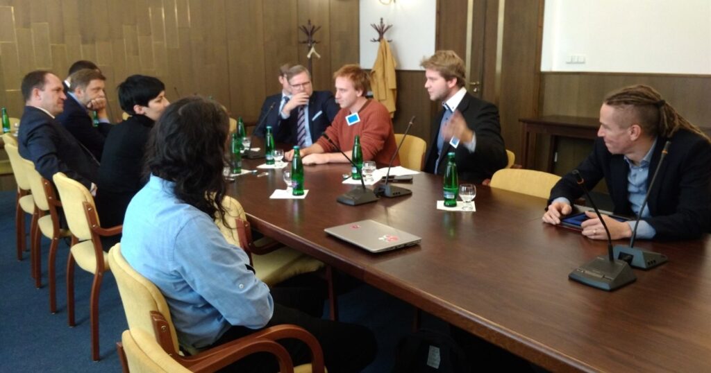 Rodící se pětikoalice se zástupci Milionu chvilek v listopadu 2019