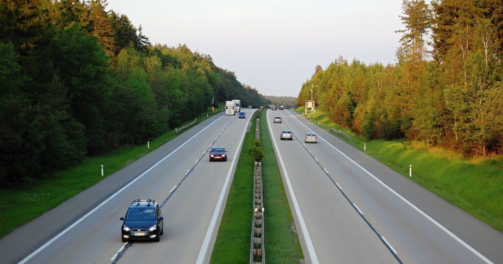Česko odmítá nařízení, které po roce 2035 zakáže spalovací motory, uvedl Turek | Deník TO