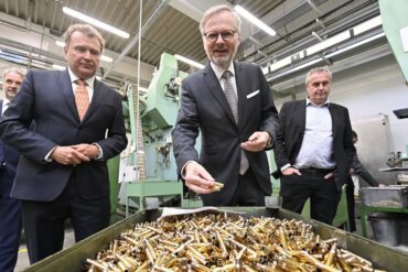 Petr Fiala (uprostřed) má radost z munice