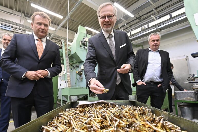 Petr Fiala (uprostřed) má radost z munice