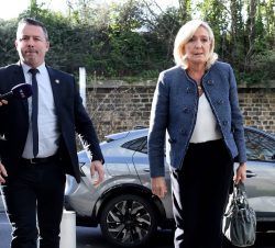 Marine Le Penová přichází k soudu