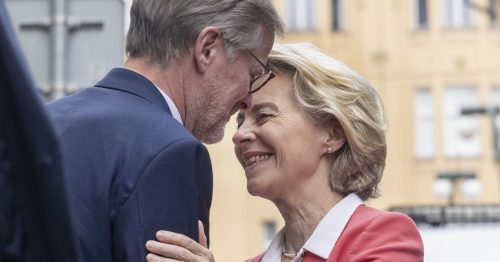 Petr Fiala v objetí s Ursulou von der Leyen