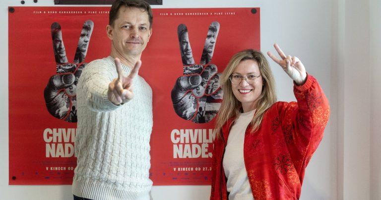 Producent Jiří Konečný a režisérka Amálie Kovářová na projekci filmu Chvilky naděje