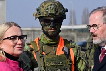 Ministryně obrany Jana Černochová a premiér Petr Fiala u žatecké 4. brigády rychlého nasazení