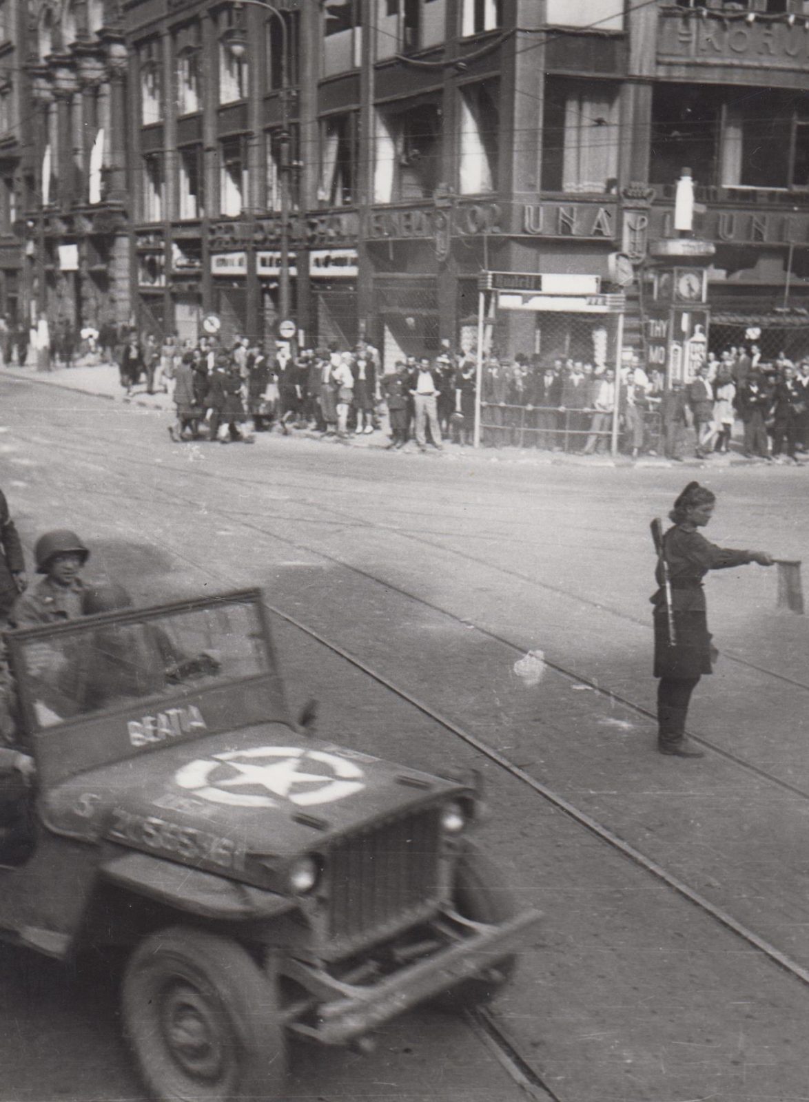 Americký džíp na Václavském náměstí