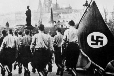 Nacisté pochodují přes Karlův most v Praze