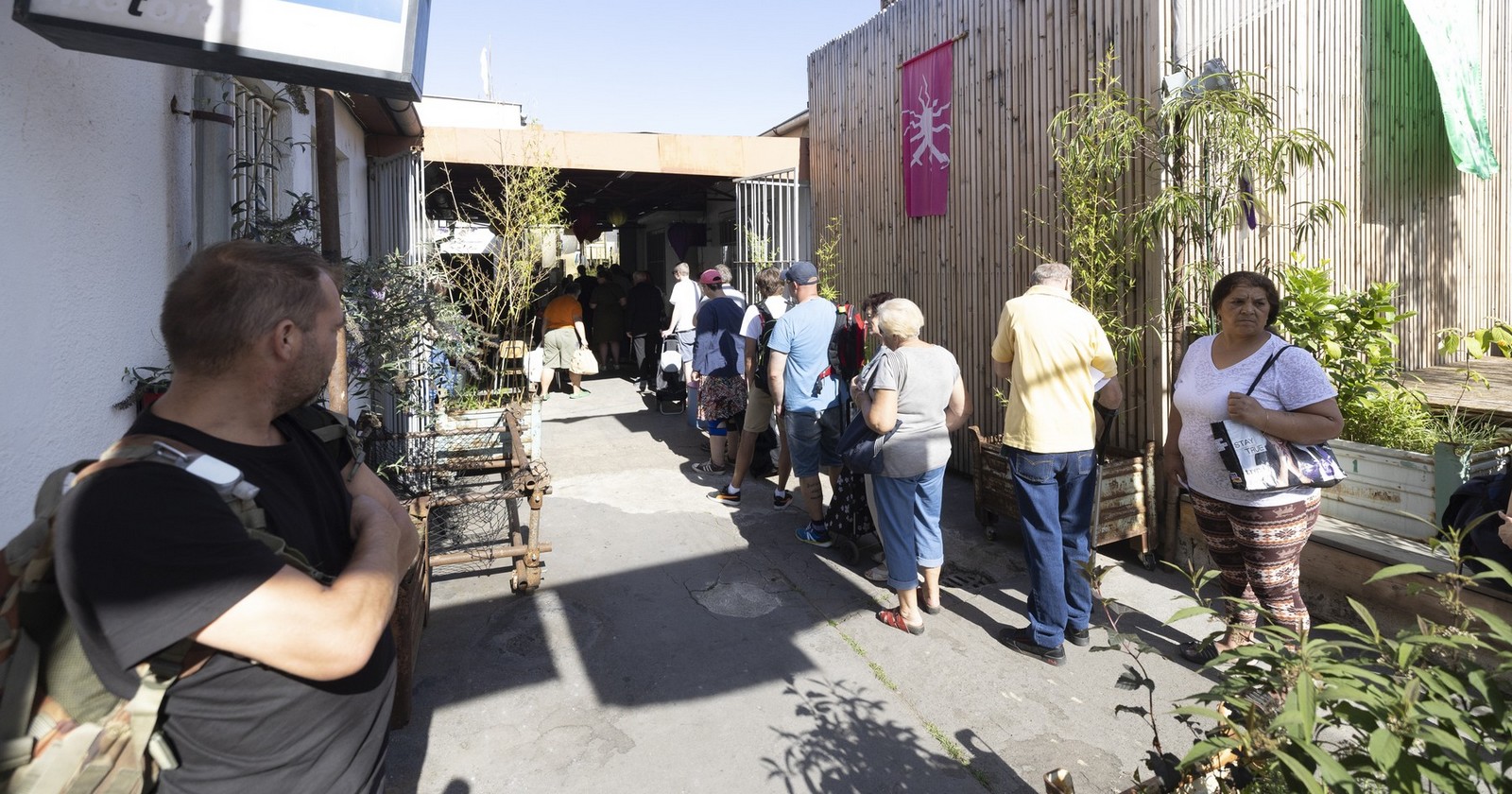 Fronta v jedné z pražských potravinových bank