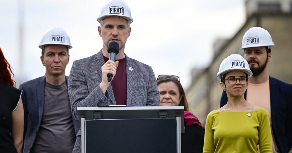 Ministerstvo viní úředníky, ale míří na pirátský střet zájmů | Deník TO