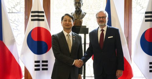 Korejský ministr obchodu, průmyslu a energetiky An Tuk-Kun a český premiér Petr Fiala