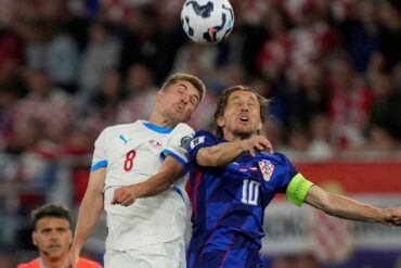 Michal Sadílek v souboji s Lukou Modričem