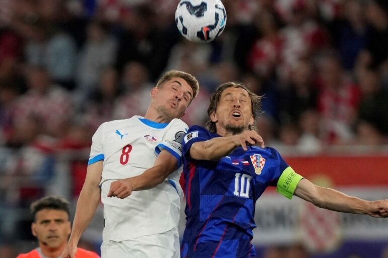 Michal Sadílek v souboji s Lukou Modričem