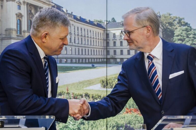 Slovenský premiér Robert Fico (vlevo) a jeho český protějšek Petr Fiala