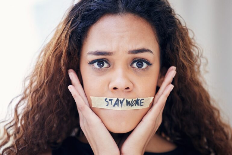 Woke vyklízí pozice - ilustrační foto