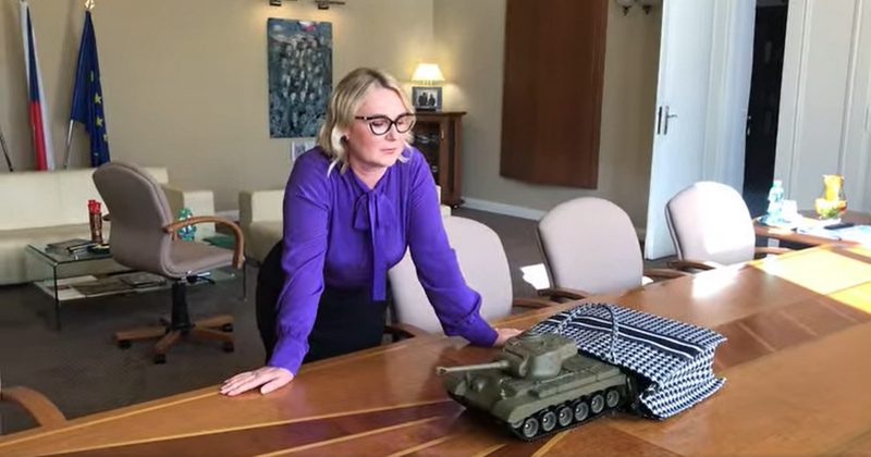 Ministryně Černochová v kabelce nosí svého „miláčka“