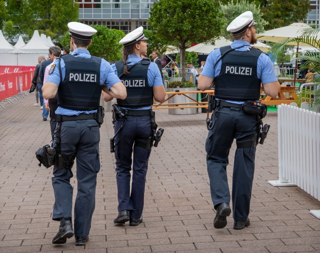 Berlínští policajti neumějí německy | Deník TO
