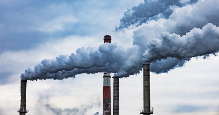 Kouřící komíny - ilustrační foto