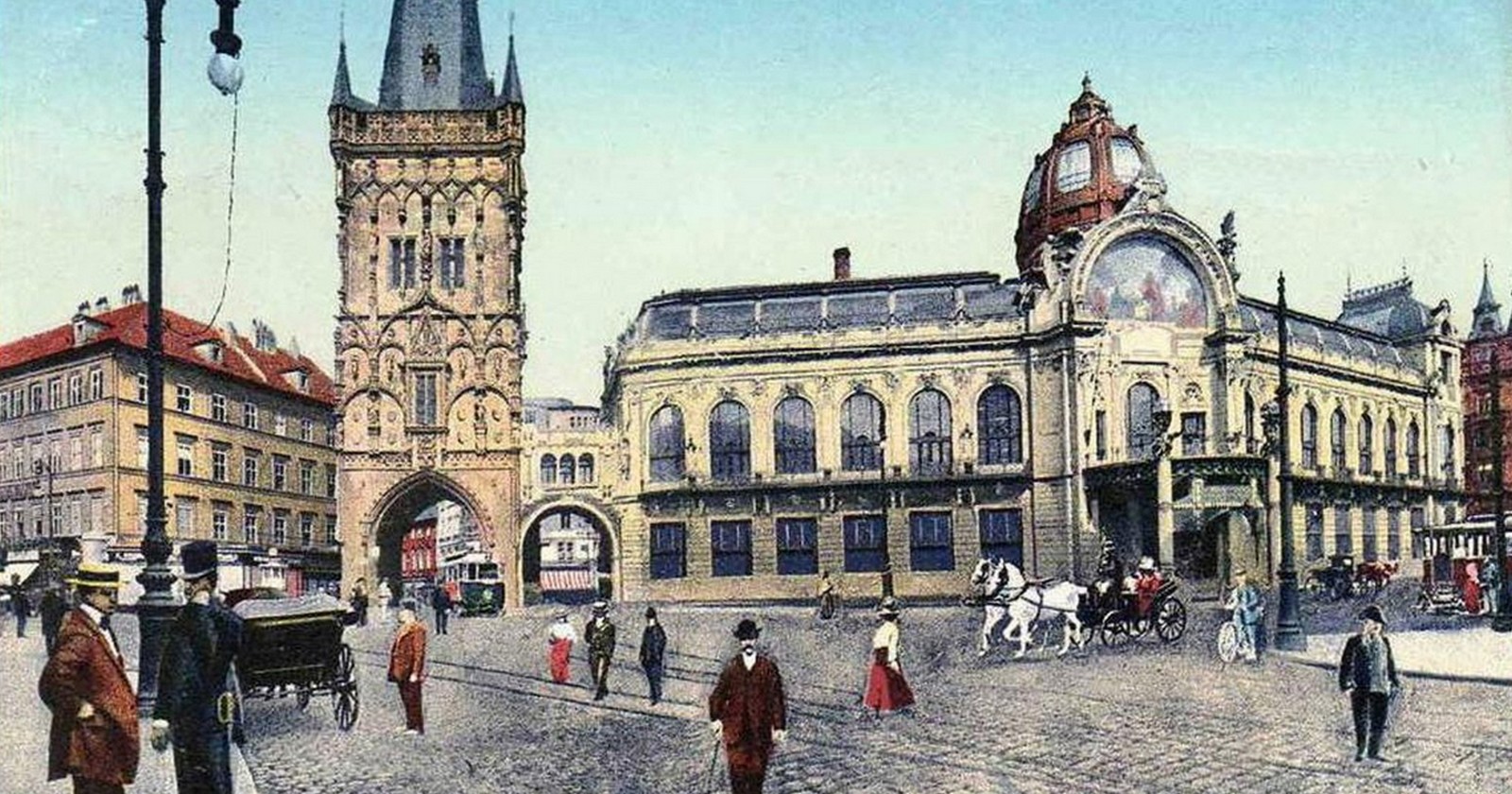 Historická pohlednice Obecního domu a Prašné brány v Praze (1914)