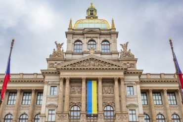 Ukrajinská vlajka na budově českého Národního muzea