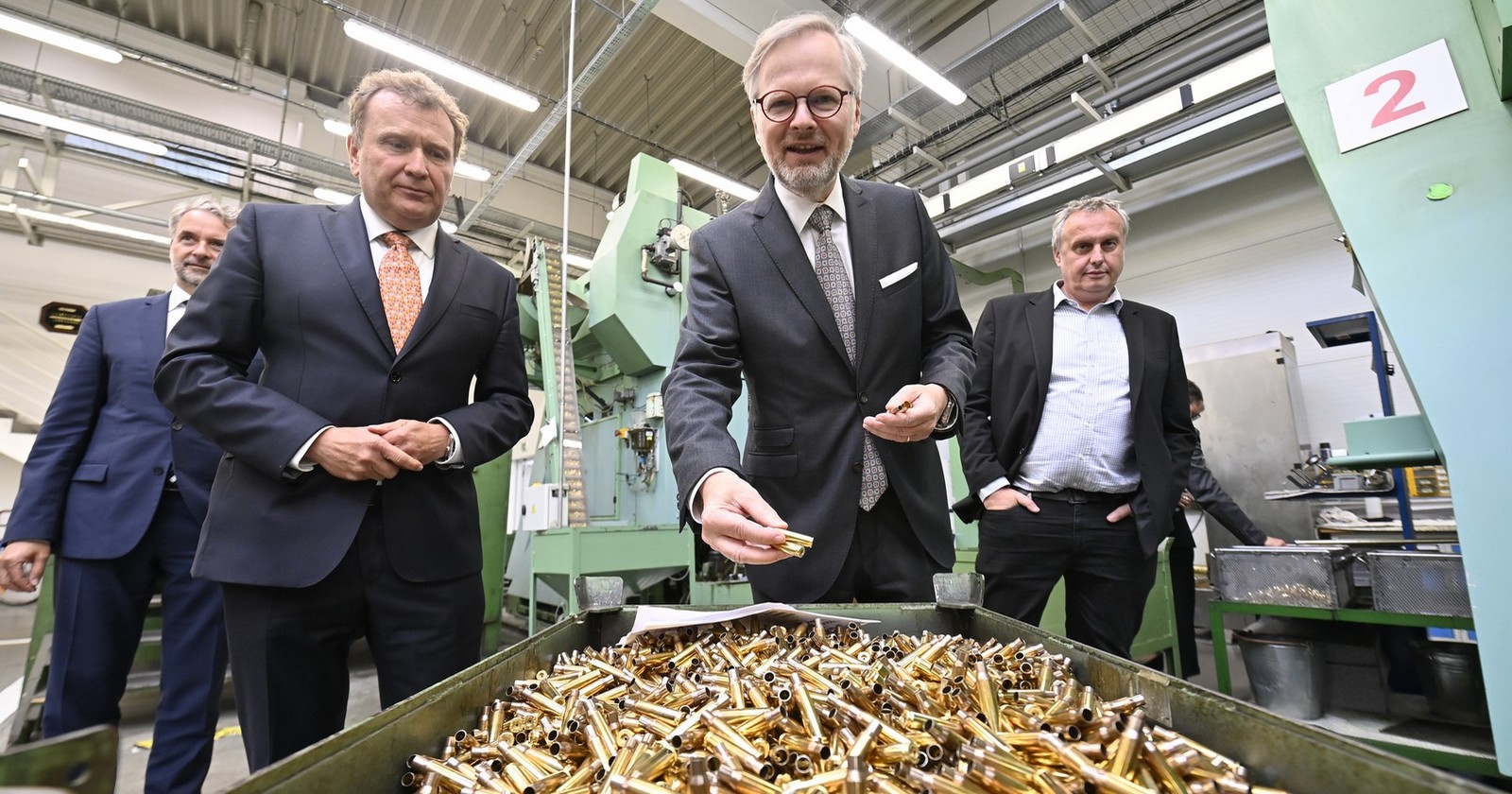 Petr Fiala (uprostřed) má radost z munice