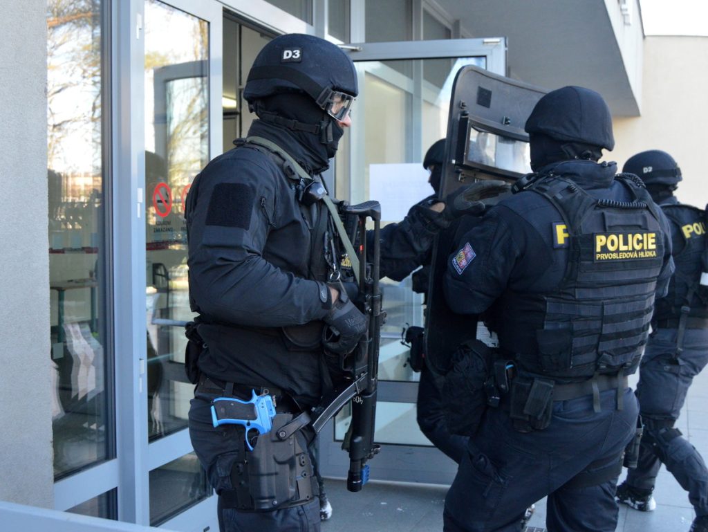 Střelec na úřadě zavraždil místostarostku, policie ho zastřelila. Zraněn byl i policista | Deník TO