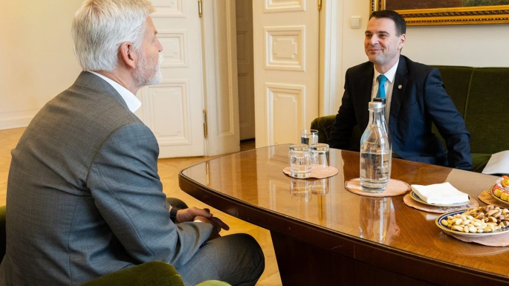 Posílat důvěrné SMS úhlavnímu nepříteli byla od Macinky chyba. Válka hysterického prezidenta s vládou teď může vypuknout naplno… | Deník TO