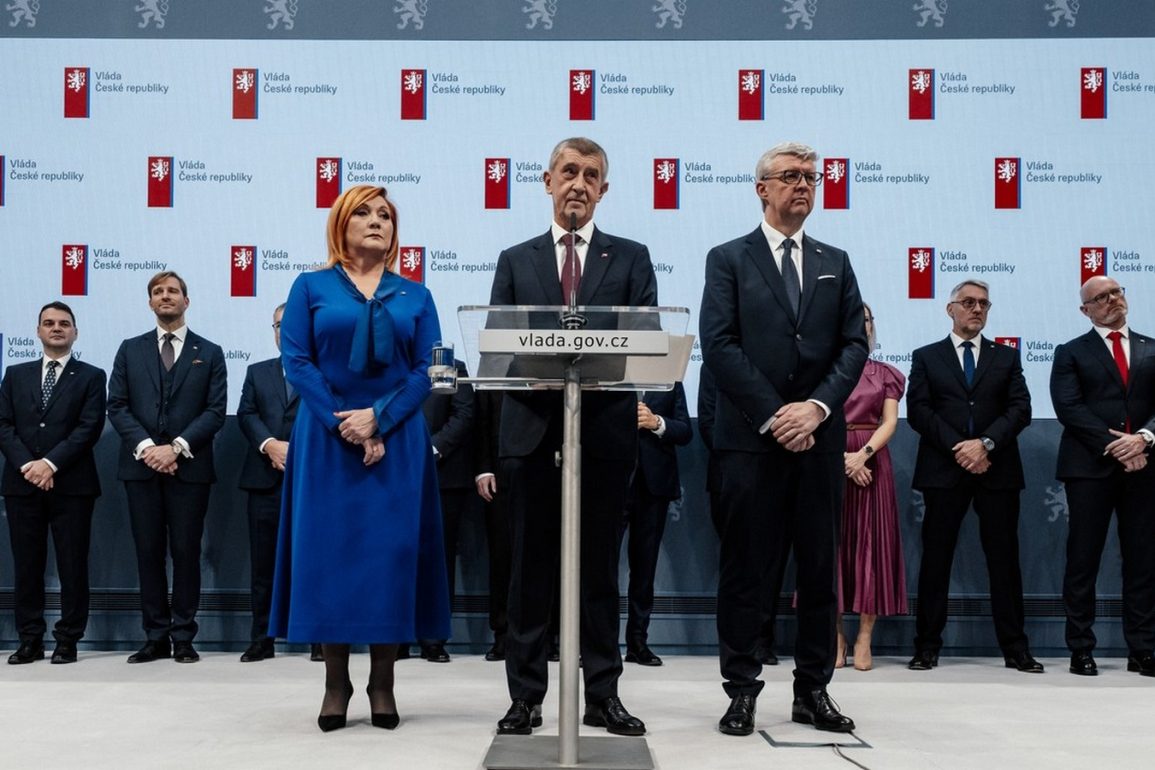 Politický týdeník: Nový strop pro penze odložen, rozpočet schválen