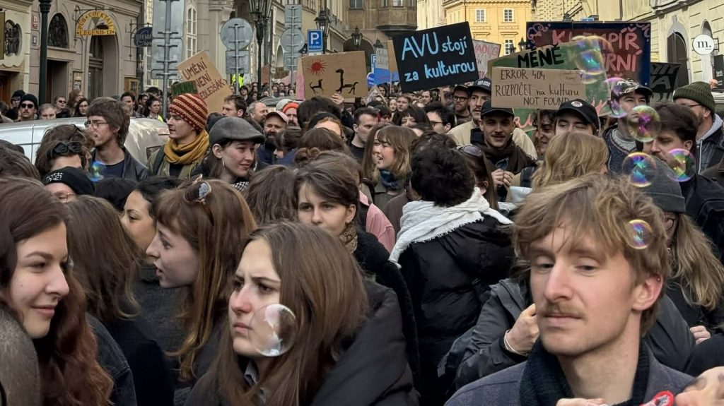 Tisíce mladých v ulicích bojují za dotace. Ne pracovat, ale řvát je to sloveso! | Deník TO